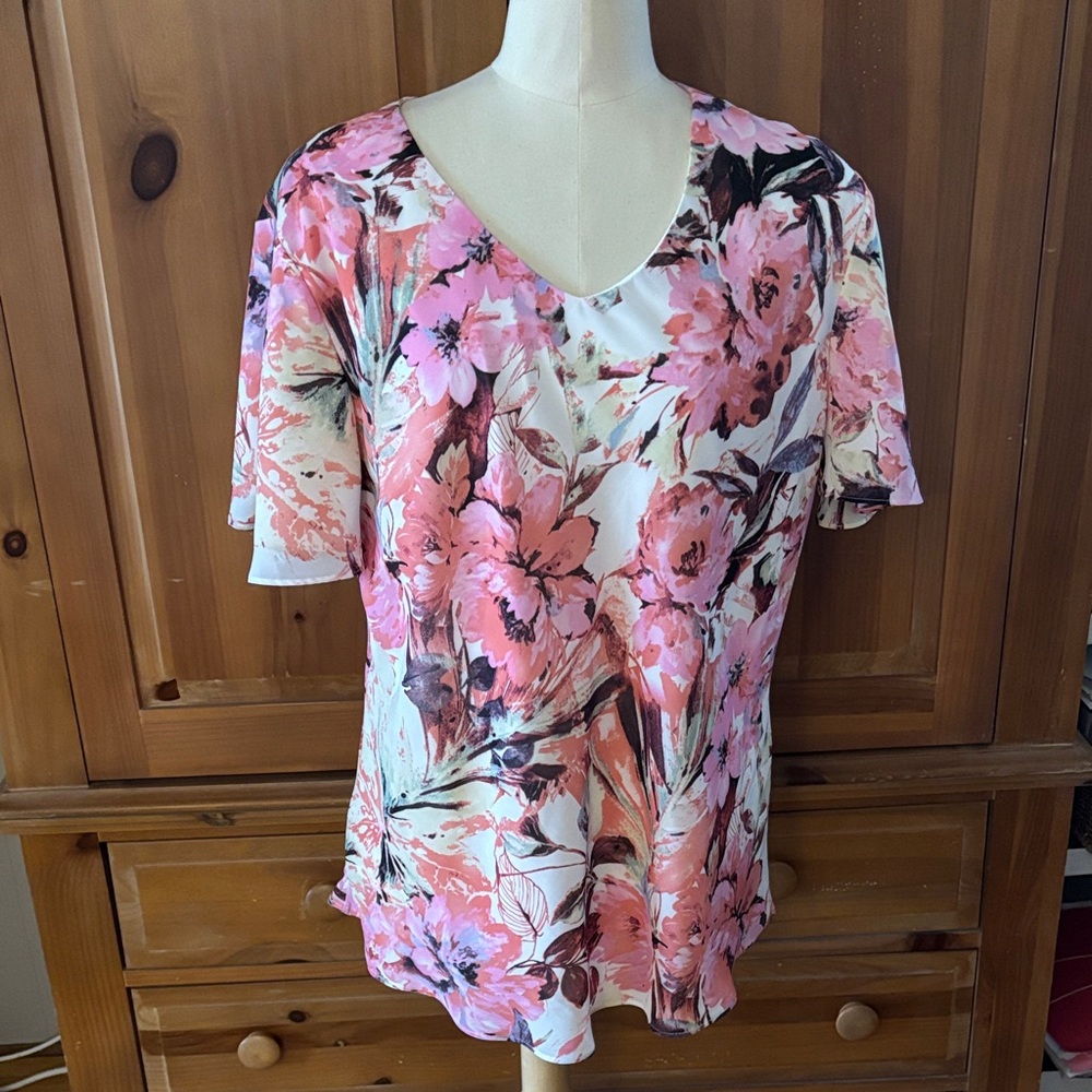 TRADITIONS, Elegant Floral V-Neck Blouse. Size 18